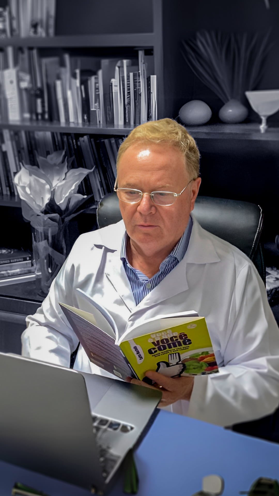 Dr. Carlos Machado em seu ambiente de trabalho